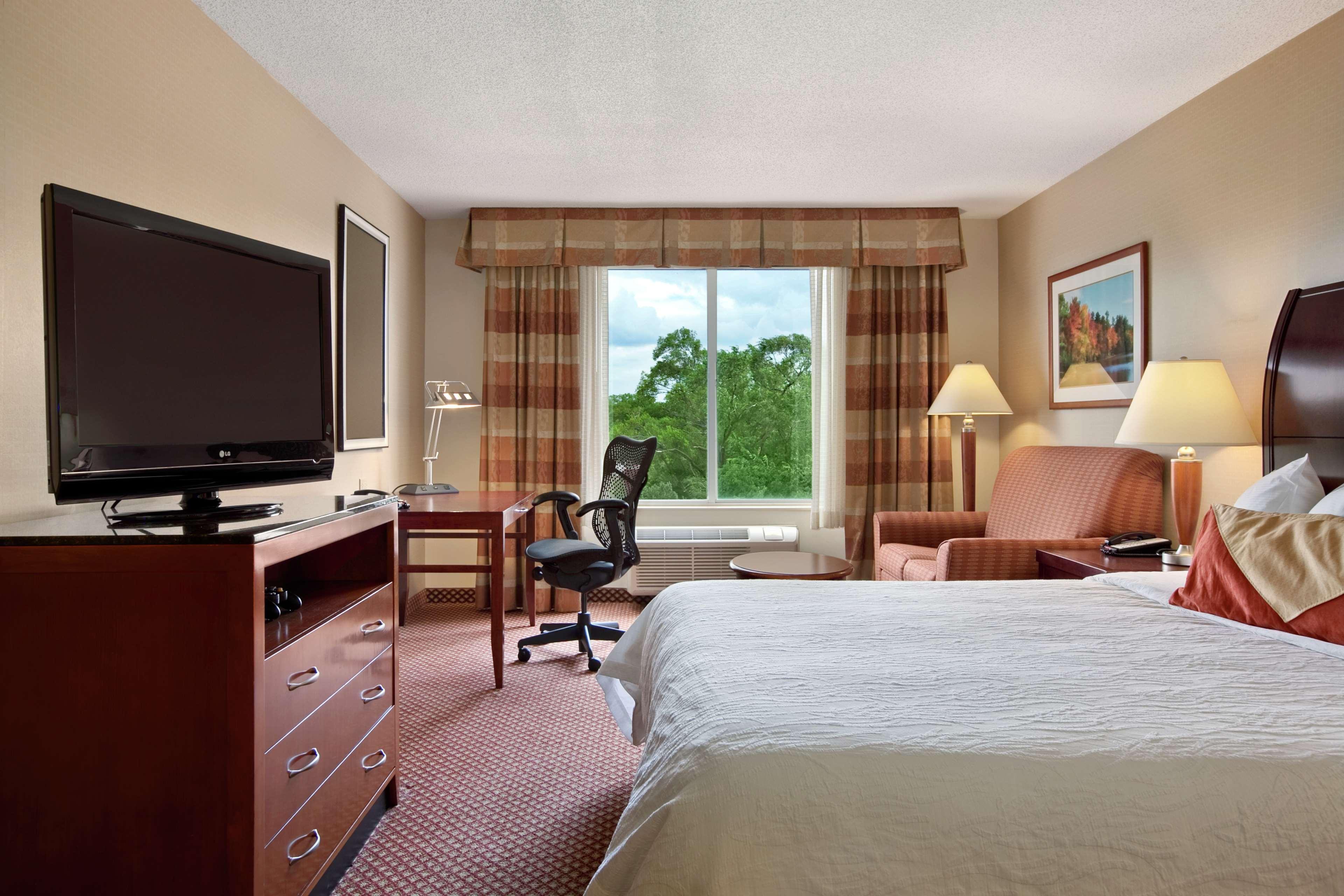 Hilton Garden Inn Оукбрук Теръс Стая снимка