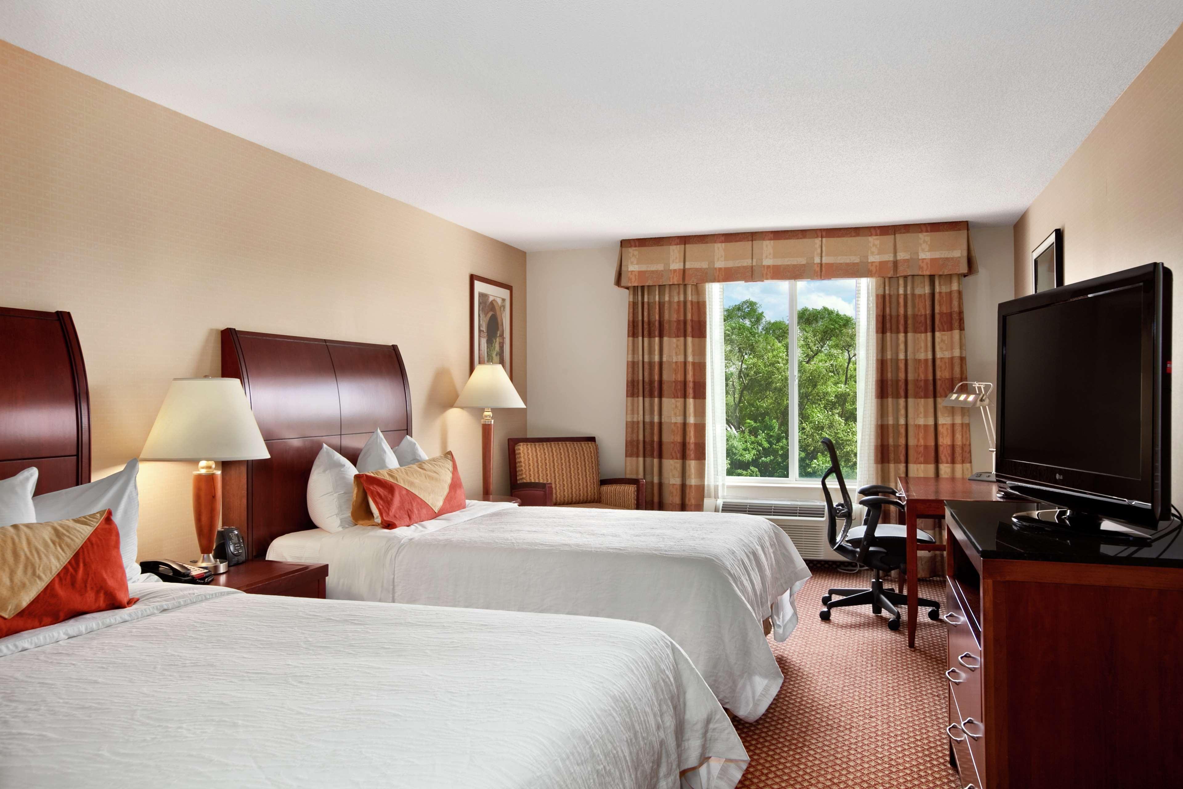 Hilton Garden Inn Оукбрук Теръс Стая снимка